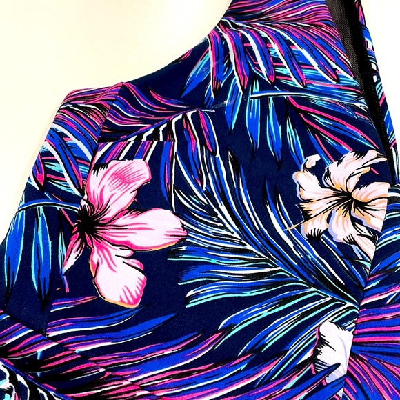 Floral, colourful peplum shirt - size Medium - Dynamite - Picture 3 of 3